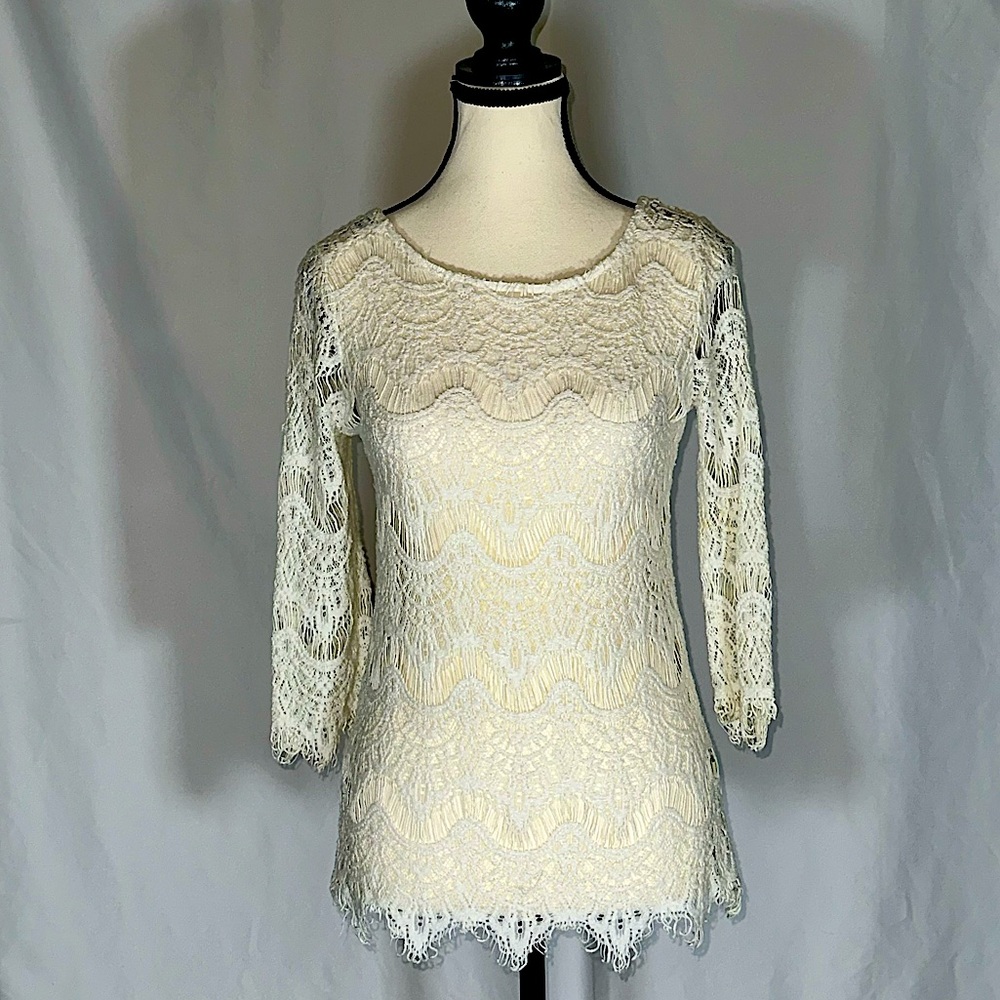Gimmicks BKE Ivory Lace Boho Top Zipper Back Size Medium Women’s EUC